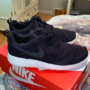 BRAND NEW nike roshe ones